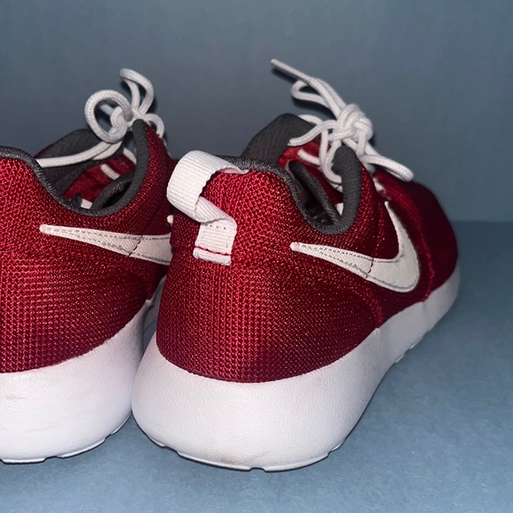 Red Nike Roche shoes - Picture 3 of 3